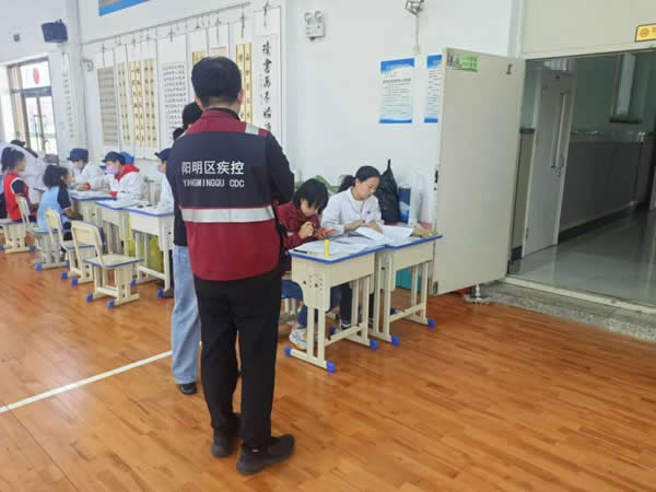 东华小学：【深化能力作风建设】开展常见病监测助力学生健康成长——东华小学开展学生常见病检测工作（图）(图1)