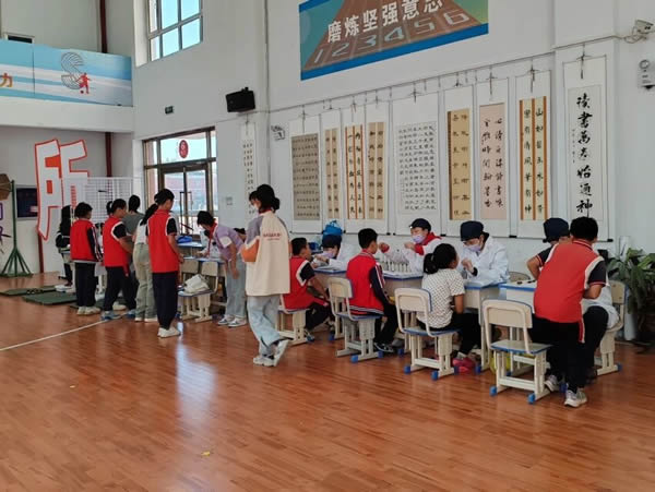 东华小学：【深化能力作风建设】开展常见病监测助力学生健康成长——东华小学开展学生常见病检测工作（图）(图2)