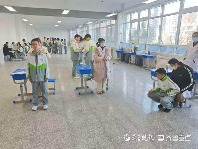 守护“睛”彩“视”界枣庄市龙吟中学开展学生视力健康专项监测(图1)